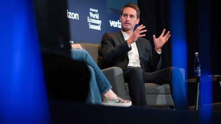 Snapchat Tops 900M Monthly Active Users As Revenue Rises, But Warns of Economic “Headwinds”